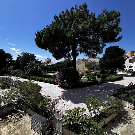 Apartment 3 Pieces Proche Et Commerces Avec Garage - Fr-1-702-74 *