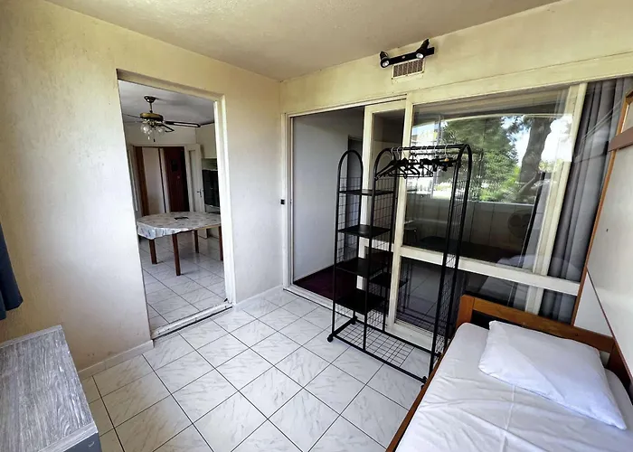 Apartment 3 Pieces Proche Et Commerces Avec Garage - Fr-1-702-74