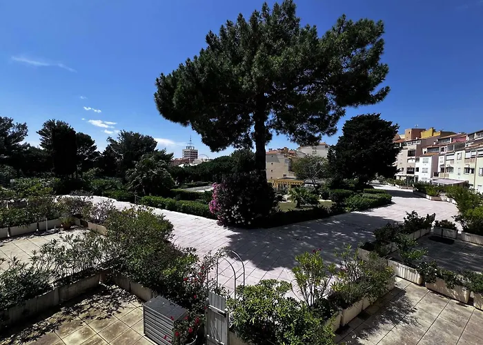 Apartment 3 Pieces Proche Et Commerces Avec Garage - Fr-1-702-74 *